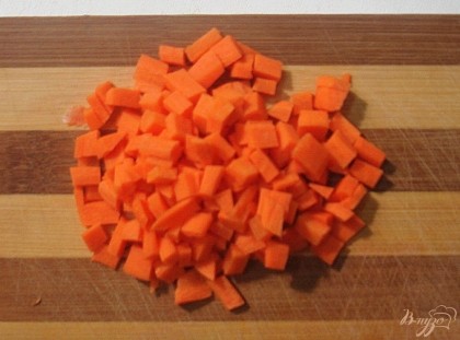 Мелкими кубиками нарезаем морковь.