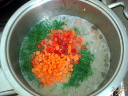 К рису добавляем перец, морковь, укроп и соль.