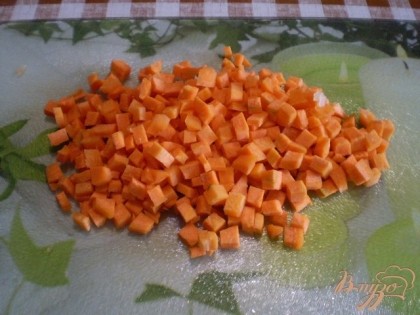 Морковь кубиками нарезать.