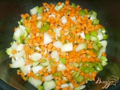 Отправляем овощи и растительное масло в мультиварку. Режим "жарка" или "подогрев" 10-15 минут. Обжариваем овощи при закрытой крышке.