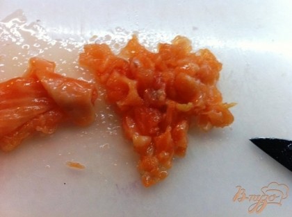 Мелко нарезаем семгу. Используем маринованную семгу из этого рецепта http://vpuzo.com/zakuski/holodnye-zakuski/19874-slabosolenyy-losos-v-imbirno-apelsinovom-marinade.html