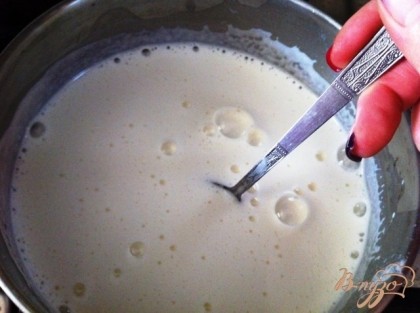 Когда молоко почти закипело, добавляем тертью часть молока к яичной смеси тонкой струйкой - это чтобы яйца не свернулись.