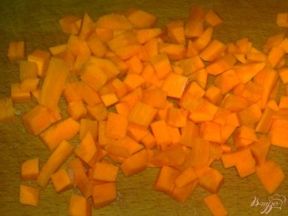 Морковь очистить, помыть и нарезать кубиками.
