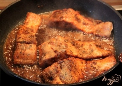 В конце добавить - маринад от рыбы, он мгновенно (20-30 сек.) превращается в соус!