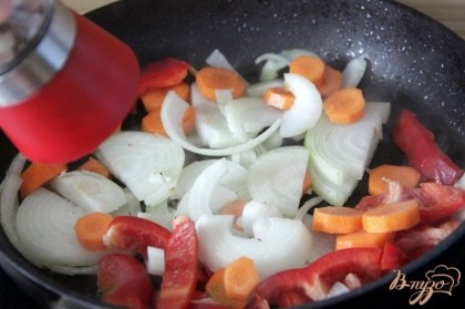 Обжарить овощи до мягкости на выделившемся жиру, пприправить солью и перцем