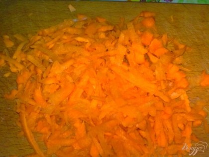 Морковь очистить, помыть и натереть на крупной терке.