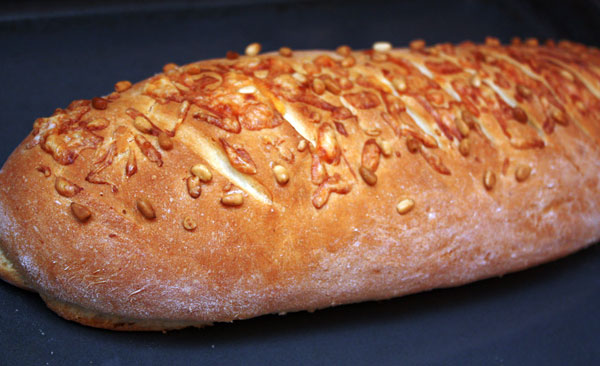 Выпекаем хлеб в разогретой до 180 градусов духовке  до румяной корочки (это займет 30-40 минут).  После выпечки даем хлебу немного отдохнуть, и он готов!  