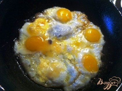 На сливочном масле поджарим перепелиные яйца.