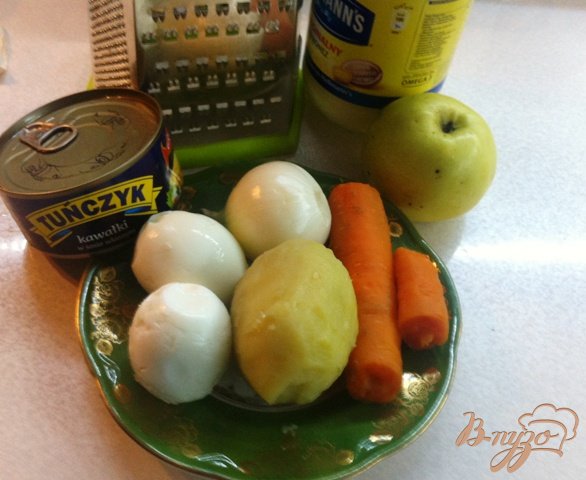 Отвариваем и очищаем картофель, морковь и яйца.
