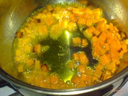 Морковь очистить, помыть и нарезать кубиками. Положить в кастрюлю с растительным маслом. Обжарить несколько минут.