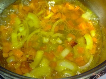Добавить лук к морковь. Влить немного воды и тушить несколько минут.