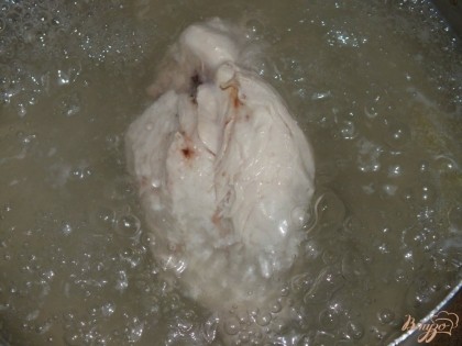 Куриное мясо отварить в подсоленной воде, остудить (желательно в бульоне).