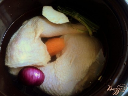 Куриные бедра отварить до готовности с кореньями и луком. Охладить, снять мясо с кости.