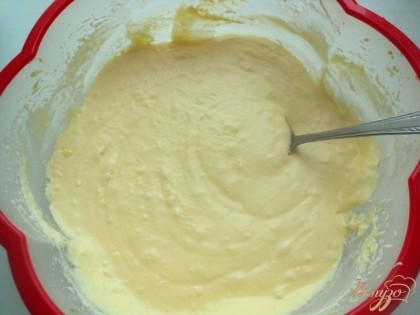 Размягченное масло растереть с сахаром до бела. Не переставая взбивать, добавить по одному яйца и белок, сметану.