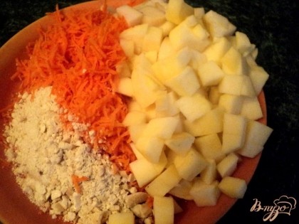 Затем добавить растительное масло и специи, перемешать. Морковь натереть на мелкой терке, яблоко и грушу почистить от кожицы и семян и порезать кубиками, орехи подробить, но не очень мелко. Добавить морковь, яблоко, грушу и орехи к яичной смеси.