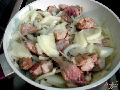 Сначала разогреваем на сковороде растительное масло, слегка обжариваем на нём мясо. Добавляем порезанный четверть кольцами лук и продолжаем жарить вместе. Когда лук станет мягким, заливаем мясо кипящей водой, так, чтобы она покрыла мясо. Продолжаем тушить до полной мягкости мяса.