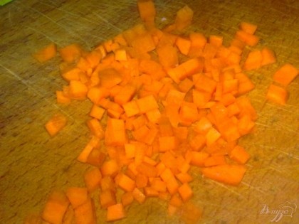 Морковь очистить, помыть и нарезать мелкими кубиками.