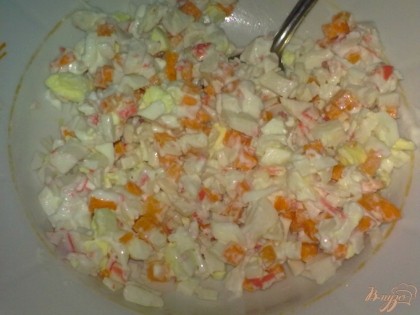 Смешайте крабовые палочки, морковь и яйцо. Посолите и добавьте майонез.