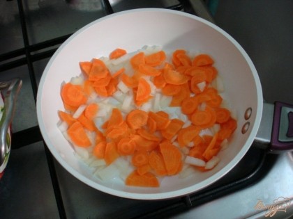 Одну морковь и один лук мелко нарезаем и пассеруем на растительном масле.