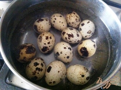 Отвариваем перепелиные яйца
