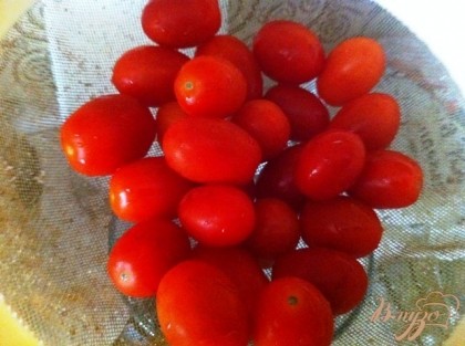 Моем помидорки черри