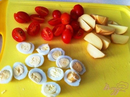 Нарезаем яйца, помидоры и сыр