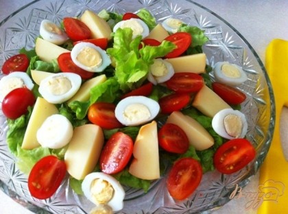 Выкладываем на салат яйца, помидоры и сыр