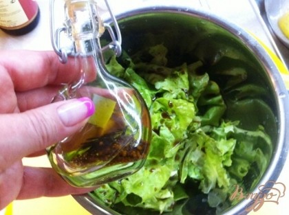 Добавляем оливковое масло со специями и перемешиваем аккуратно салатные листья