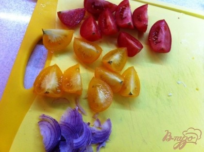 Нарезаем краный лук перышками и  помидорки, я использовала желтые и красные