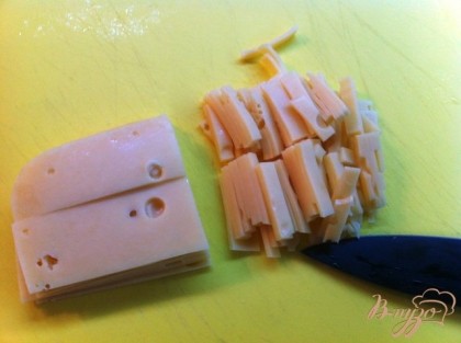 Пластинки сыра нарежем соломкой