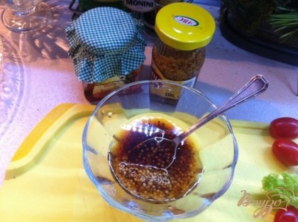 С начала подготовим заправку для салата - смешаем мед, лимонный сок, горчицу и маринад от каперсов.