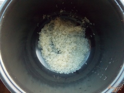 Рис насыпать в чашу для мультиварки и промыть.