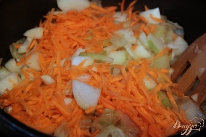 Добавить нарезанный (четверть-кольцами) лук и натертую на крупной терке морковь