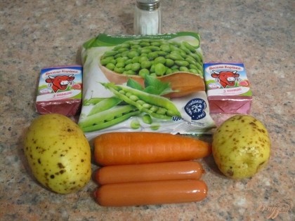 Картофель и морковь помыть. Сосиски очистить от пленки.