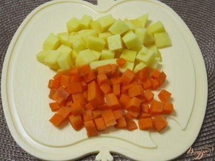 Очистить и нарезать кубиками картофель и морковь.
