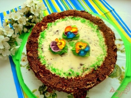 Оставшийся шоколад натереть на терке и обсыпать бока и часть верха торта. Украсить по своему усмотрению. Я украсила сахарными цветочками и кокосовой стружкой.