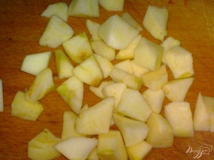 Яблоко помыть, очистить и нарезать кубиками.
