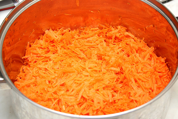 Морковь отчистить, натереть на крупной терке, положить в кастрюлю (желательно с толстым дном) и залить водой, чтобы она едва-едва покрывала морковь. И поставить на медленный огонь...