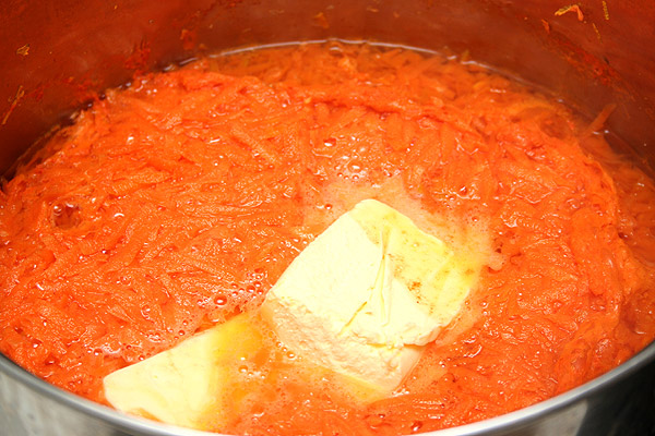 На медленном огне довести до кипения, после чего добавить масло, посолить и всыпать сахар.  <p>Варить на небольшом огне до готовности моркови, около 30 минут. После чего слить лишнюю воду и остудить морковь.