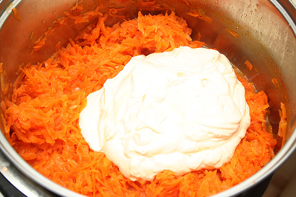 Перемешать яично-творожную смесь с морковью. Добавить муки и тщательно перемешать.