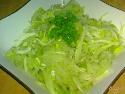 Готово! Смешать капусту, редьку и лук-порей.Укроп помыть и измельчить. Добавить его к овощам. Салат посолить и поперчить. Заправить лимонным соком и растительным маслом.Выложить в салатник.