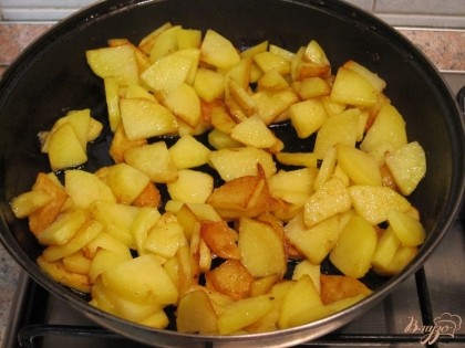 На этой же сковороде, добавив немного масла, обжарить картофель до румяной корочки.