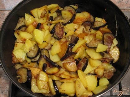 В картофель добавить баклажан с луком, перемешать, накрыть крышкой и потушить на малом огне 5 мин.