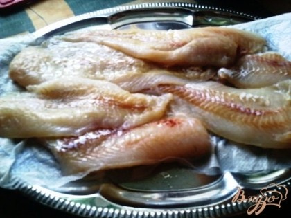 Моем филе рыбы, нарезаем на кусочки, посыпаем приправой и маринуем 30 минут.
