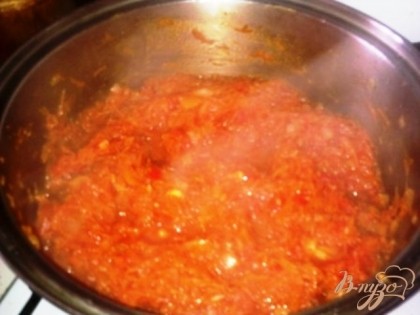 Обжариваем на растительном масле морковь до готовности, добавляем обжаренный лук. Разводим водой томатную пасут, солим и перчим её, вливаем в обжаренные овощи и ткшим 10 минут, добавляем лавровый лист. Маринад для рыбы готов.