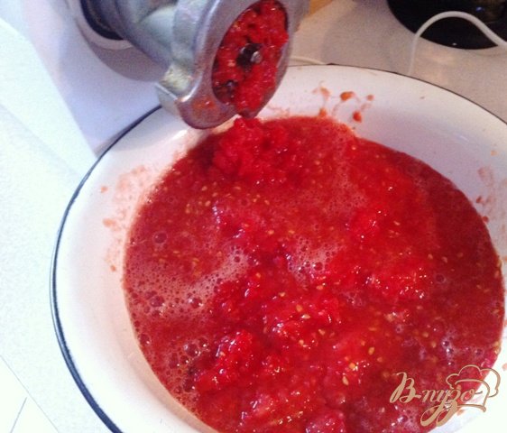 Перекручиваем помидоры в мясорубке. Переливаем в кастрюлю с толстым дном и ставим вариться на среднем огне 10-15 минут.