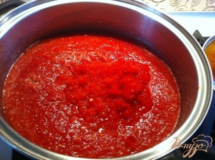ерекладываем перец в кастрюлю к помидорам и варим 10 минут.