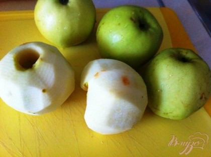 Яблоки очистить, освободить от семян и кожицы, нарезать тонкими дольками