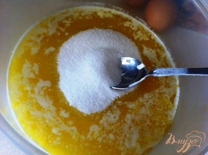 Белки отделить от желтков и убрать в холодильник. Растопленное сливочное масло соединить с сахаром и ванильным сахаром.