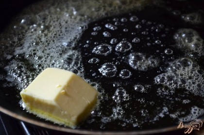 На сковороде растопить сливочное масло, добавить оливковое.